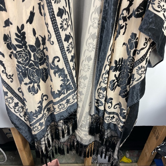 Velvet embroidered tassel poncho shawl cream black - Picture 4 of 8